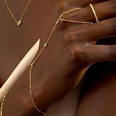 Imagem de Pulseira de corrente de mão de ouro para mulheres com anel de pérola, joias delicadas, corrente de mãos douradas, pulseira moderna, acessório com detalhes de pérola, Medium, Latão, Sem Pedra Preciosa