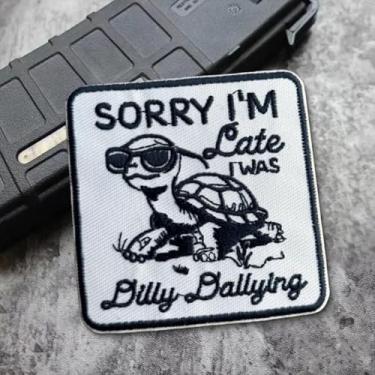 Imagem de Remendo engraçado fofo de tartaruga, Sorry I'm Late I was Dilly Dallying bordado de gancho e laço, apliques fofos de meme para mochilas, chapéus de caminhoneiro, arreios de cães, coletes do exército