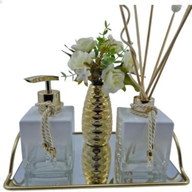 Imagem de Kit Lavabo Jogo Para Banheiro Difusor Porta Sabonete Líquido Bandeja Decorativa Metal Espelhada-Dispenser Frasco Aromatizador Organizadores e Decoração Banheiro-Branco e Dourado-Luiggi Presentes®