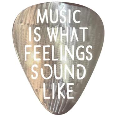 Imagem de Top Brass Arte de parede de palheta de guitarra de metal jumbo de 40,6 cm – Citação "Music Is What Feelings Sound Like" – Decoração de parede de aço – Sala de música, estúdio ou arte da caverna