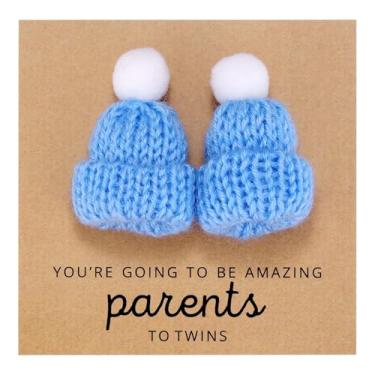Imagem de Ukodnus Cartão de bebê para meninos gêmeos com dois chapéus de malha azuis, cartão de parabéns de gêmeos recém-nascidos para pais de meninos gêmeos, presente de chá de bebê e gravidez para mamãe e