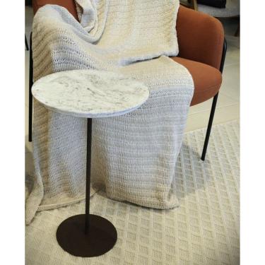 Imagem de Mesa Lateral Norina BAIXA, tampo redondo MDF/Marmorizado Imerso e base Aço Corten. Marmorizado