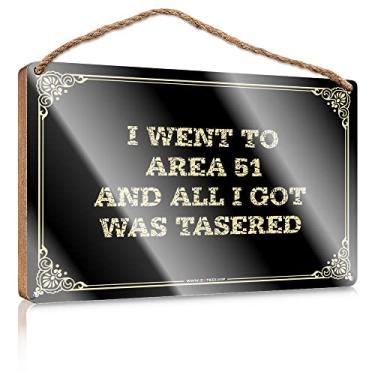 Imagem de CDWS Sinais de banheiro engraçados I Went to Area 51 and All I Got was Tasered Placa de madeira engraçada para decoração de casa Sinais de porta de verão (23 x 35 cm)