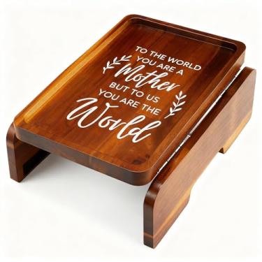 Imagem de Kathfly Bandeja de suporte de sofá, mesa de braço de acácia com placa de presente para mãe, 35 x 24 cm, bandeja com clipe para sofás, poltrona dobrável com dobradiça dupla, mesa para comer, bebidas