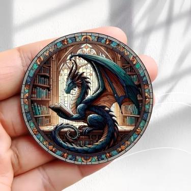Imagem de Ímã de geladeira vintage dragão leitura em vitral biblioteca design -5,8 cm acrílico redondo adesivo de geladeira decoração retrô presente tamanho perfeito para geladeira, armário ou qualquer