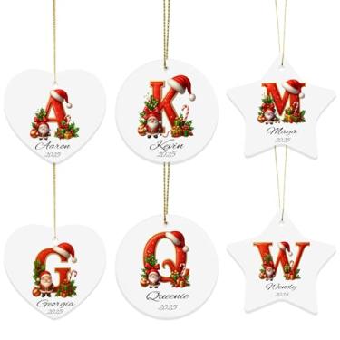Imagem de Enfeite de nome de letra, enfeites de Natal personalizados 2025, ornamentos iniciais personalizados monograma A-Z enfeite de Natal de cerâmica, lembrança de família
