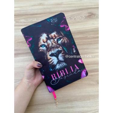 Imagem de Bíblia Leão Dalila com pingente fé dourado ARC - Cpp