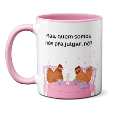 Imagem de Caneca Galinhas Fofocando Quem Somos Nós Pra Julgar? (Rosa)