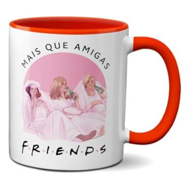 Imagem de Caneca Mais Que Amigas Friends Vestidas De Noiva No Sofá (Vermelha)