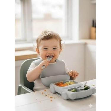 Imagem de Kit Bebê Premium em Silicone – Prato com Divisórias + Babador Coletor + Talheres de Madeira | Antiderrapante, Seguro e Fácil de Limpar (Cinza)