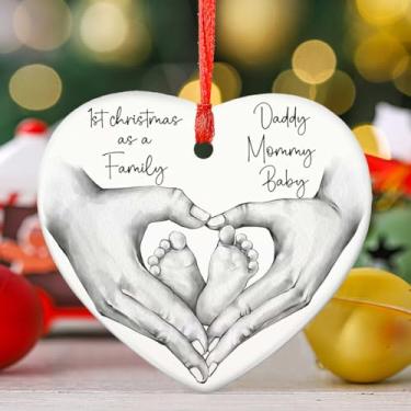 Imagem de Enfeites de Natal 2025 - Nosso primeiro Natal como uma família de três ornamentos únicos redondos de cerâmica 1º enfeites de Natal para pais novos presentes para casais, mãe, pai, decorações de árvore