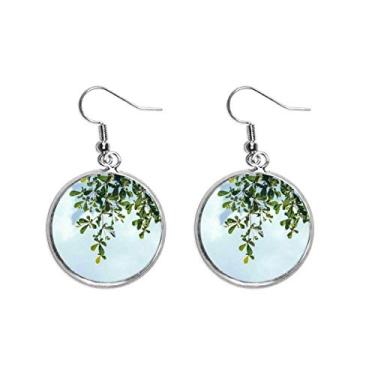 Imagem de Brinco feminino com pingente de folhas verdes e céu azul