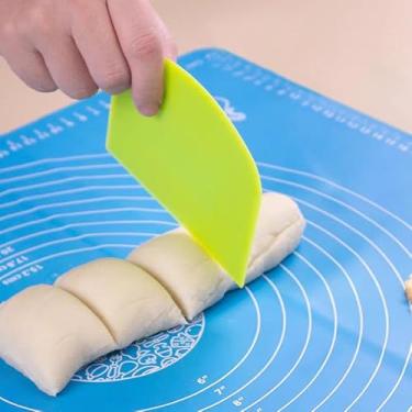 Imagem de 3 peças de raspador de massa, cortador de massa, raspador de pizza, cortador de pizza, raspador de pastelaria, raspador de plástico para decoração e assar bolos de pão, branco, amarelo, verde