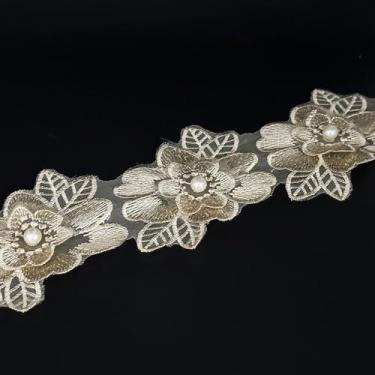 Imagem de 1 jarda flores com acabamento de renda flores com contas de pérolas brancas bordadas borda de renda tecido apliques florais fita para decoração de roupas de vestido de casamento, artesanato de costura