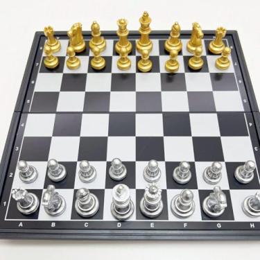 Imagem de Tabuleiro de Xadrez Magnético Dobrável, 32 x 32 cm, Peças Douradas e Prateadas, Base em Plástico Resistente