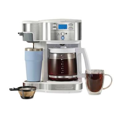 Imagem de Cafeteira programável Hamilton Beach 49933 2 vias com capacidade para 12 xícaras e máquina de dose única, garrafa de vidro, pausar e despejar automático, branco