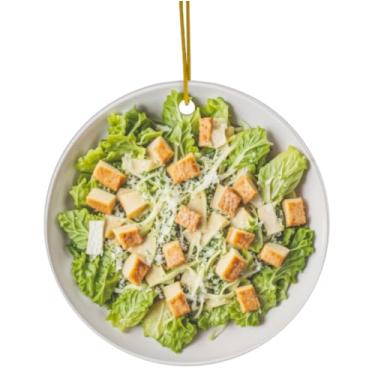 Imagem de Enfeite de Natal com salada Caesar, alface, queijo parmesão, croutons com tema de comida saudável, presente divertido para amantes de salada, gourmets (design impresso plano de dupla face em cerâmica