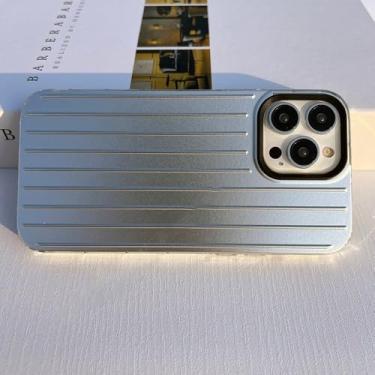 Imagem de Capa de celular elegante com estampa de mala para iPhone 16, 15, 14, 13, 12, 11 Pro Max, 16 Pro, 14 Plus e 15 Plus. Capa rígida com listras 3D prateadas e pretas.