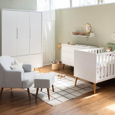 Imagem de Kit Quarto Theo com Pés Retrô Mel - Berço + Cômoda 3 Gavetas e 1 Porta + Guarda-Roupa 3 Portas + Poltrona de Amamentação Capri com Puff - Branco