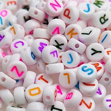 Imagem de 800 peças de 4 x 7 mm de contas brancas redondas de acrílico com letras do alfabeto A-Z contas soltas em forma de plástico mistas para fabricação de joias, pulseiras, colares e chaveiros (colorido em branco)