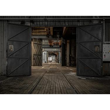 Imagem de BELECO Pano de fundo de garagem de fábrica antiga de 3 x 2,4 m para fotografia interior sombrio portão de ferro fundo sujo mecânico de garagem temático decoração de festa meninos homens retrato sessão