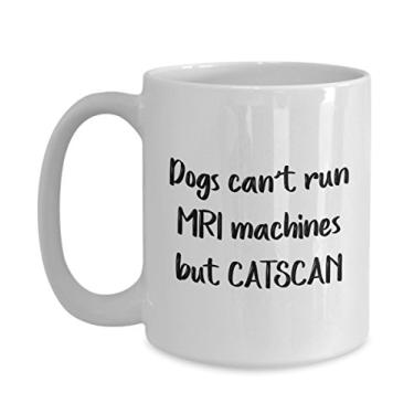 Imagem de Caneca de trocadilho médico – Dogs Can't Run MRI Machines But Catscan – Caneca de café de cacau quente divertido – Ideia de presente de aniversário de Natal