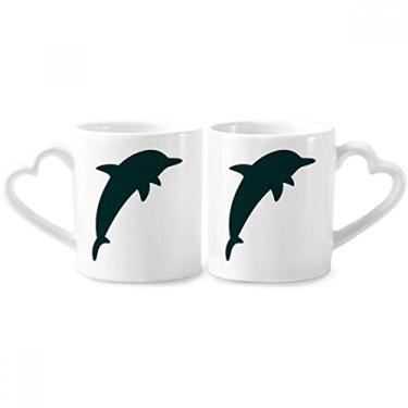 Imagem de Blue Ocean Streamline Conjunto de canecas de porcelana para casais de golfinhos com alça de coração de cerâmica