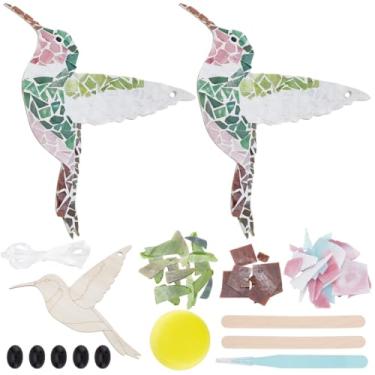 Imagem de WEBEEDY Kit de 2 conjuntos de mosaicos de beija-flor para adultos, kit de porta-copos de mosaico de vidro de pássaro fofo de 15 cm com bases de madeira para pendurar na parede, presentes exclusivos