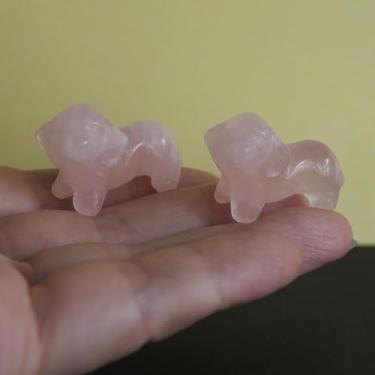 Imagem de HLbshi Estatueta de dachshund de cristal esculpida à mão mini pedra preciosa cachorro filhote animal estátua desktop escultura ornamento escritório decoração de casa presente (quartzo rosa)