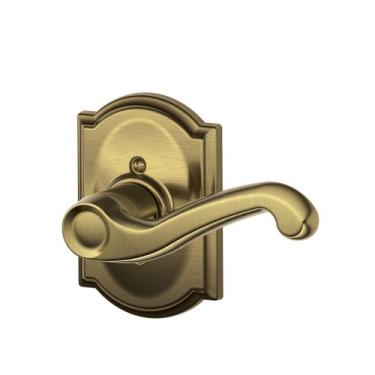 Imagem de Maçaneta de mão direita com acabamento Camelot, trava não giratória, latão antigo (F170 FLA 609 CAM RH)
