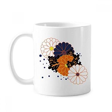 Imagem de Decoração colorida, flores e plantas, caneca de crisântemo, cerâmica e café, xícara de porcelana