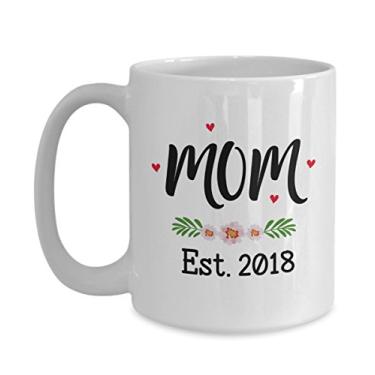 Imagem de Caneca Mom Est. 2018 – presente de anúncio de gravidez – canecas Future Moms – chá divertido de cacau quente – presente de aniversário de Natal e aniversário de casamento