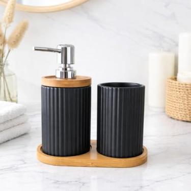 Imagem de Kit Lavabo em Porcelana com Bandeja de Bambu – Dispenser 400ml e Porta-Escovas – 3 Peças (Preto) ideal para Organizar e Decorar o Banheiro ou Lavabo com Praticidade e Sofisticação.