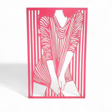 Imagem de Placa Decorativa Mulher em Perspectiva em Mdf Cor Rosa 57 cm
