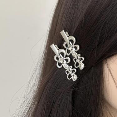 Imagem de Um grampo de cabelo de flor cuidadosamente projetado com um acessório de cabelo quebrado na parte de trás da cabeça