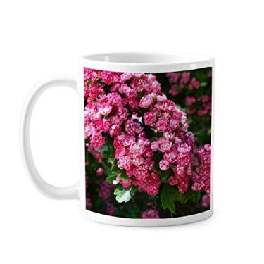 Imagem de Linda caneca de cerâmica com folhas verdes e flores rosa
