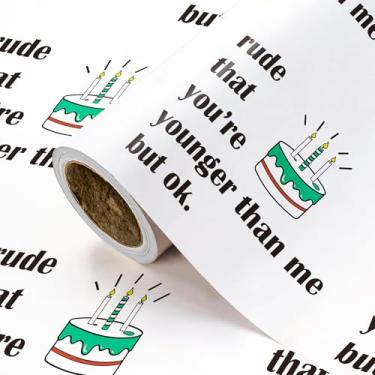 Imagem de WRAPAHOLIC Rolo engraçado de papel de embrulho de aniversário - Mini rolo - 43 cm x 40 cm - Rude That You're Younger Than Me But Ok Lettering with Cake Design