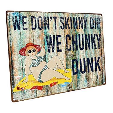 Imagem de Homebody Accents Placa de metal We Don't Skinny Dip We Chunky Dunk com humor, decoração de piscina (30,48 x 40,64 cm proteção solar)