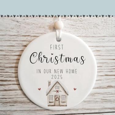 Imagem de Our First Christmas in Our New Home Year 2025 1st Xmas in My New House Ornamentos de casamento para casais ideia de presente de aquecimento de casa para proprietários presentes de corretor de imóveis