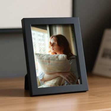 Imagem de Porta-retrato 12 x 18 cm, moldura preta, exibe imagens 10 x 15 cm com tapete ou 12 x 18 cm sem tapete, molduras marrons para decoração de parede, parede e mesa