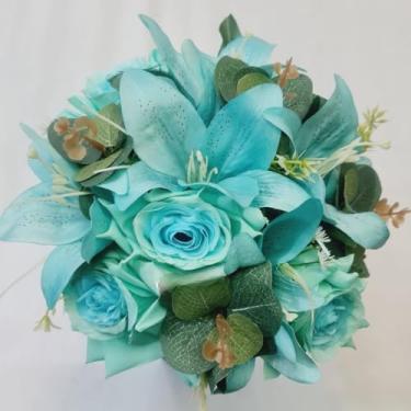 Imagem de Buquê de Noiva Artificial 30cm – Flores de Seda com Pérolas para Casamentos e Damas de Honra(Lírio VerdeÁgua/Eucalipto)