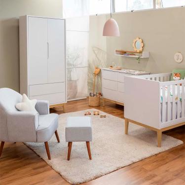 Imagem de Kit Quarto Theo com Pés Square Natural - Berço Mini Cama + Cômoda 6 Gavetas + Guarda-Roupa 2 Portas +  Poltrona de Amamentação com Puff Capri - Branco