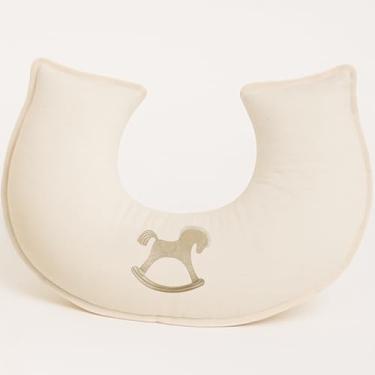 Imagem de Almofada de Amamentação Anatômica em Linho – Bordado Exclusivo para Bebê Menino | Brubrelel Toque Premium (Cavalinho)