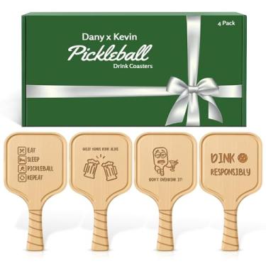 Imagem de Conjunto de 4 porta-copos de pickleball – Frases espirituosas para amantes de pickleball, homens e mulheres – madeira de bétula premium, porta-copos de bar engraçados, caixa pronta para presente para