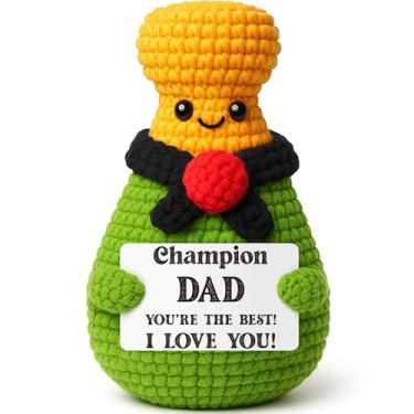 Imagem de Xinezaa Incrível brinquedo de pelúcia de crochê feito à mão champanhe presente fofo novidade vem como um presente para pai idoso com etiqueta Love You Dad para Natal, aniversário, dia dos pais, ação