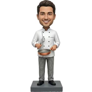 Imagem de Estatueta personalizada de chef de cozinha esculpida à mão em argila de polímero personalizada com batedor e panela de cobre, presente exclusivo para amantes de culinária e cozinheiros