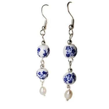 Imagem de 2 peças de brincos femininos requintados florais falsos pérolas azuis e brancas de porcelana estilo vintage, adequados para uso diário, festas e presentes de aniversário.