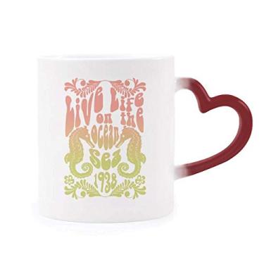 Imagem de Caneca de grés com estampa colorida da vida marinha do hipocampo sensível ao calor com mudança de cor vermelha