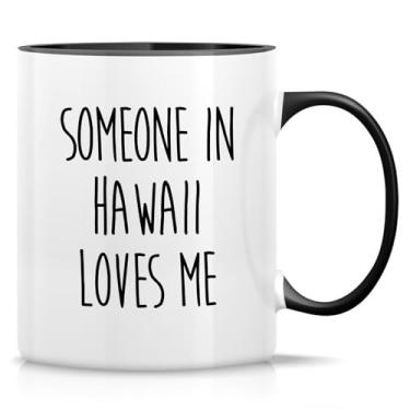 Imagem de Retreez Caneca engraçada para relacionamento de longa distância - Caneca Someone in Hawaii Loves Me - Caneca de café ou chá de cerâmica de 325 ml - Presente de aniversário, Dia dos Namorados - Caneca