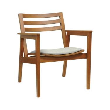 Imagem de Poltrona Cairo Madeira Maciça Encosto Ripado Assento Anatômico - Amêndoa - Estofado Linho Bege Mescla Impermeável